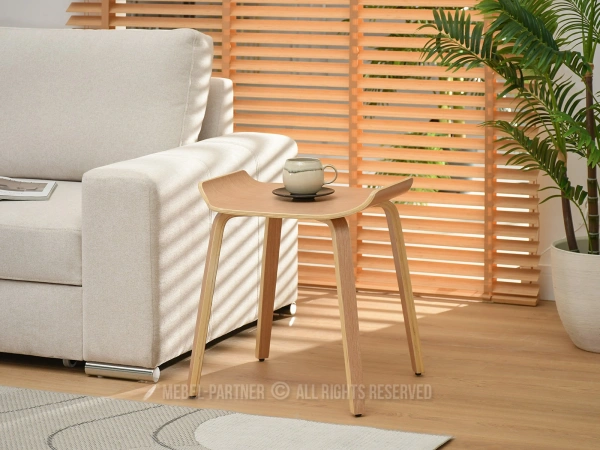 Dębowy stolik boczny z drewna giętego jako atrakcyjny element salonu